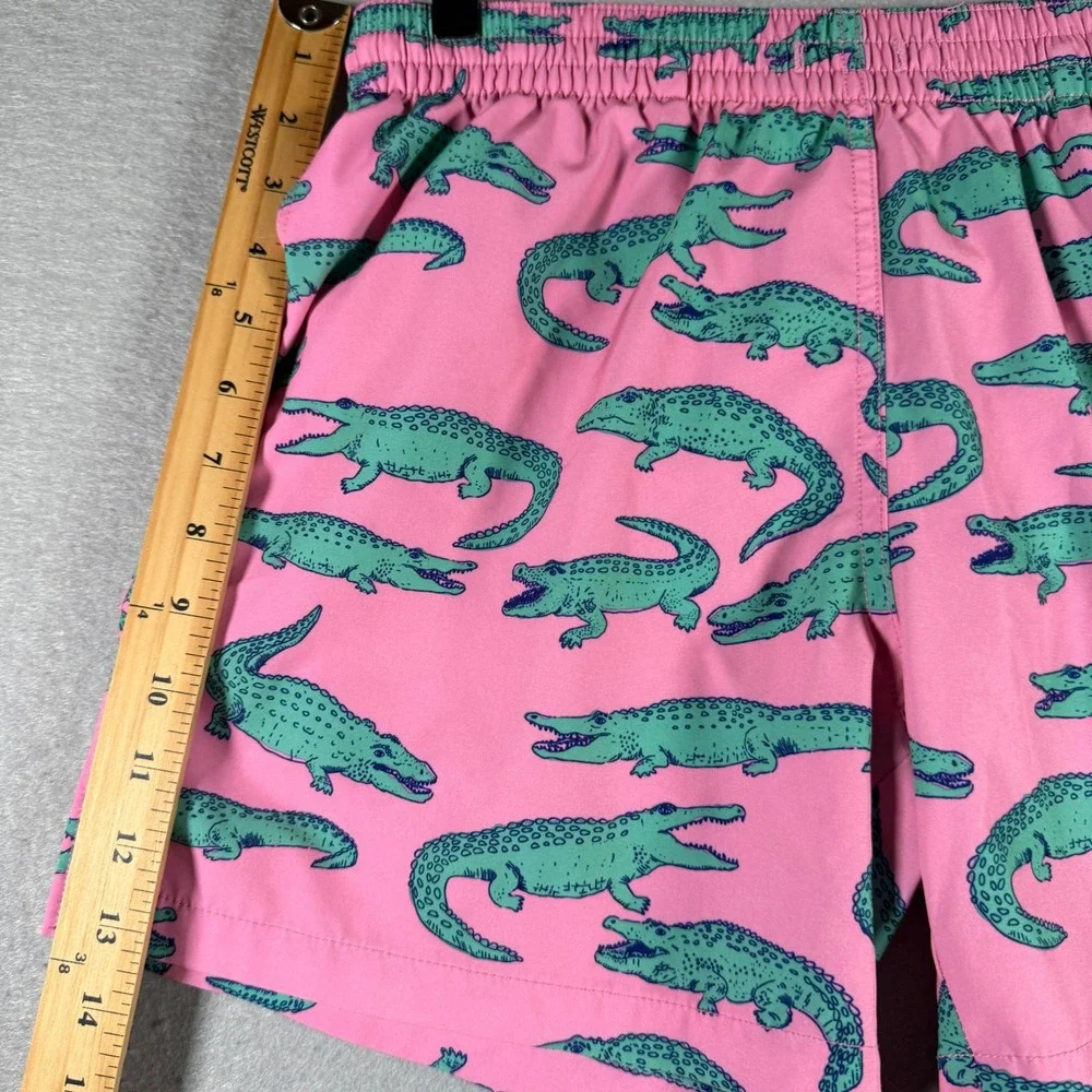Chubbies Mens Pink Alligator Print Swim Trunks 5.5 Inseam Small ES24SW0013H